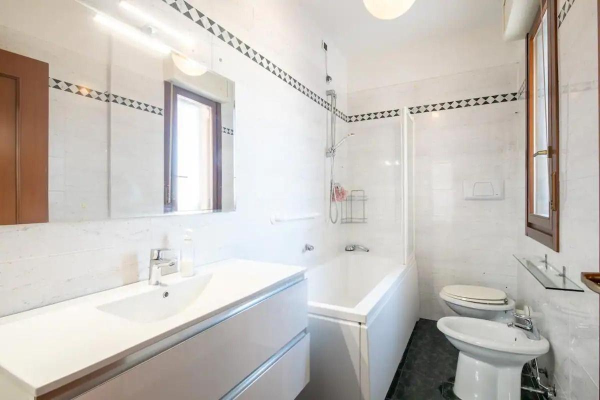 Suite Con 2 Balconi - 6 Guest Prato  Exteriör bild